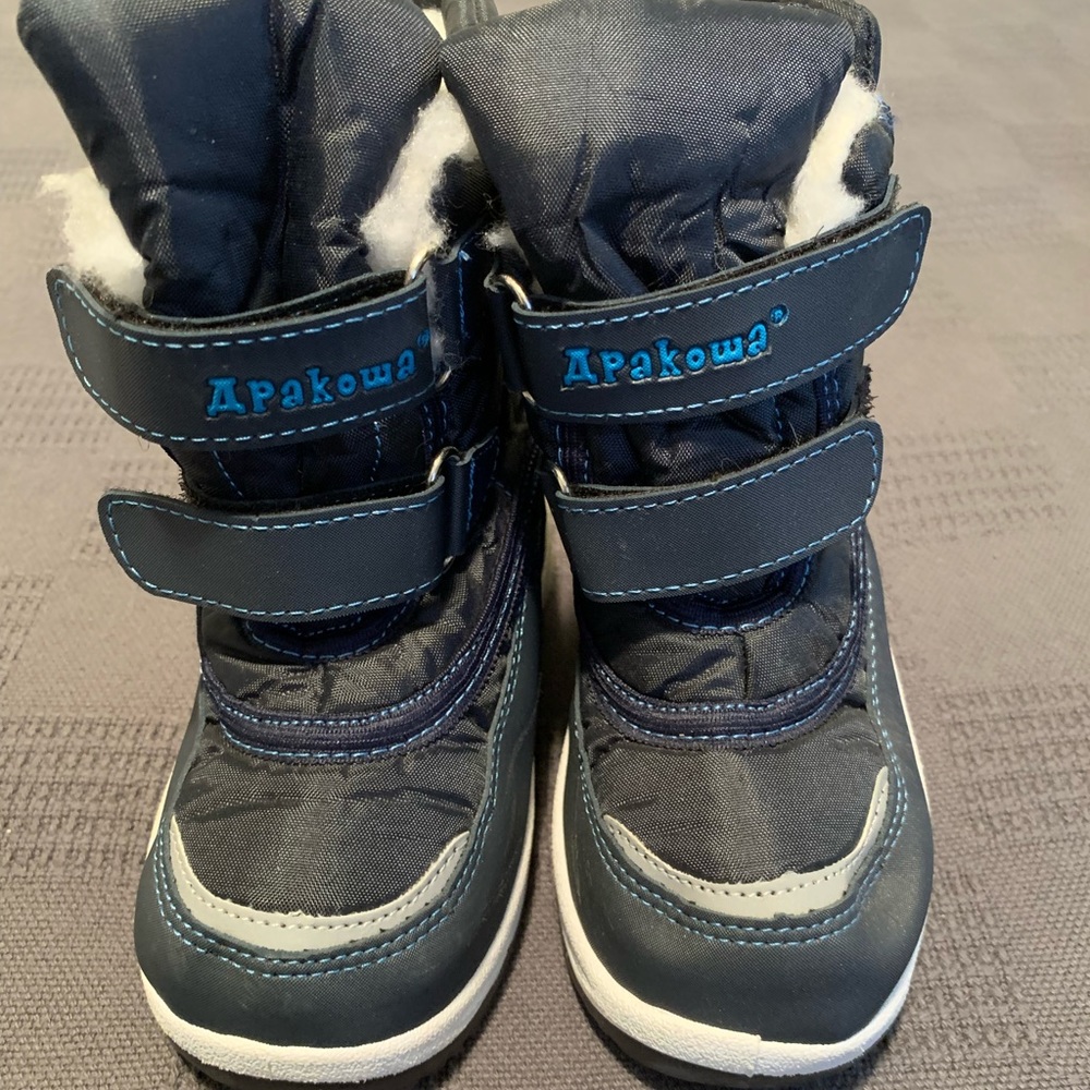 Navy blue toddler snow boot. Wore only 3 times. Fleece lined.